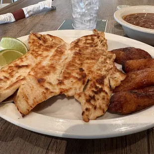 Pollo a la plancha y maduros (Grilled Chicken and Fried Plantains)