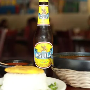 Cerveza Aguila acompañado de Frijoles