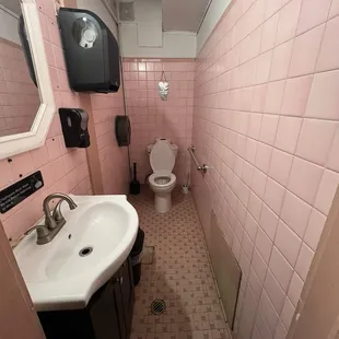 Super clean bathroom and toilets that are so out dated they remind you of your grandmother&apos;s  house!