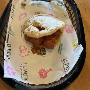 Gordita con salchichas en salsa