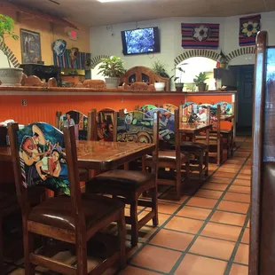 Love the painted chairs.