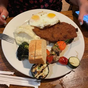Milanesa Carne a Caballo with vegetables and mashed potatoes