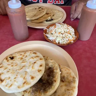 Pupusa de frijol, queso y loroco de arroz Pupusa de queso on calabaza de arroz Revuelta de maiz Curtido, salsa regular, y salsa picante