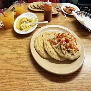 Pupusas de Queso, pupusas mix (beans, cheese &amp; pork), tamale de elote y plátanos. Jugo de mango y Maracuyá.