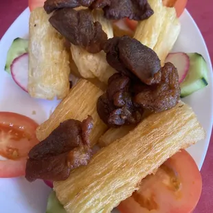 Yuca con chicharron