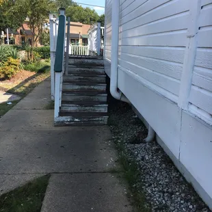 This building is worn out.