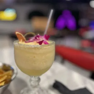 a margarita and chips