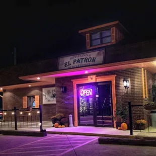 Picked up last-minute seafood nachos and fajitas to go!