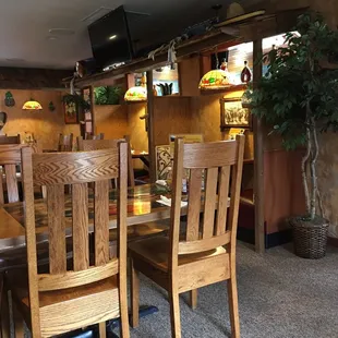 Intriguing decor with lots of plants, sun hats and chili pepper lights