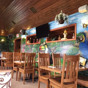 Sunny parrot-themed dining room.