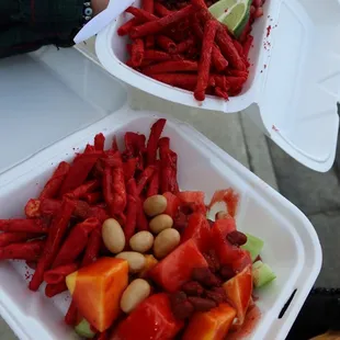 Fruta y takis