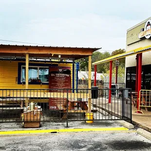 the outside of a restaurant