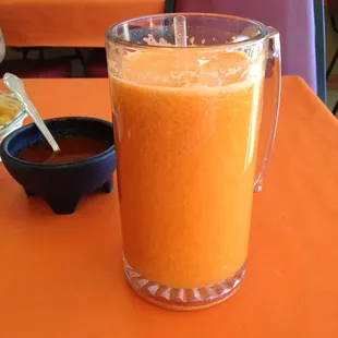 Fresh orange and carrot juice/agua!! Yummy