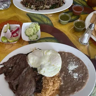 Chilaquiles con Asada y Huevo