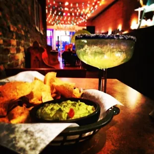 a margarita and chips