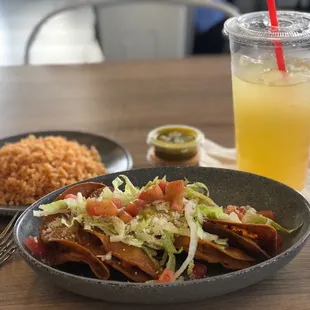 Tacos de papa, arroz Mexicano, agua de pina