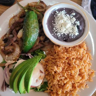 Bistec Encebollado with avocado. The tortillas come in this cute side dish.