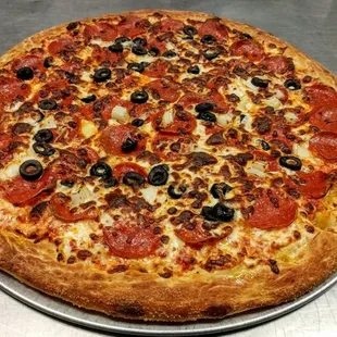 16&quot; large pizza with pepperoni, black olive, and onion