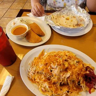 Pollo con tajadas y pastelitos