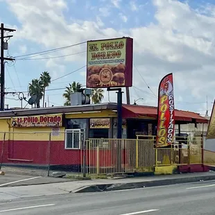 the outside of a restaurant