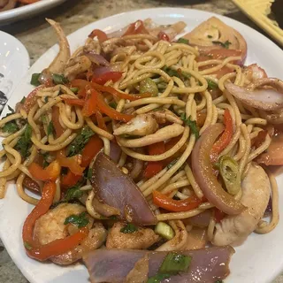 Tallarin Saltado de Pollo