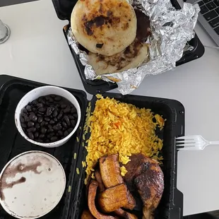 Revuelta Pupusas Frijoles con Queso Pupusas Frijoles 1/4 pollo Arroz Plantains
