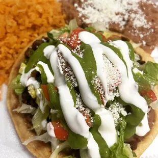 Tostada de Asada con arroz y frijolitos