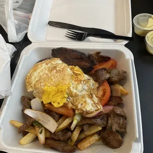 Lomo saltado.