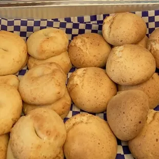 Left side : pan de queso, right side: almojábanas.
