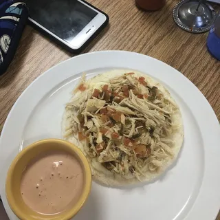 Arepa con Pollo y Queso