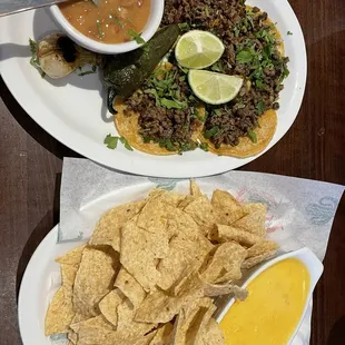 Chips and queso Mini tacos de asada