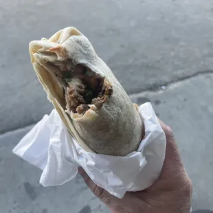 Carne asada burrito hit the spot. Waiting for my car to get an oil change and this spot was just a couple doors down.