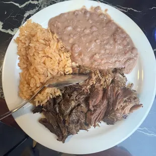Birria con arroz y frijoles