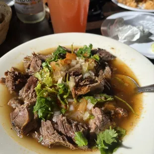 Carnaza en consume  con una michelada