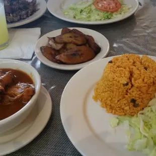 Stew chicken con yellow rice &amp; salad $8.00