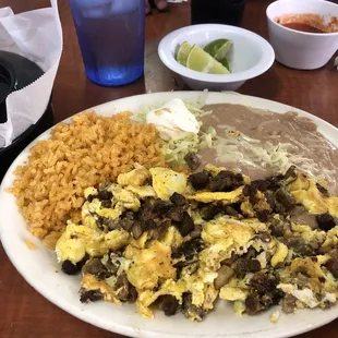 Huevos con carne asada