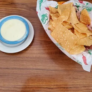 Cheese sauce and chips