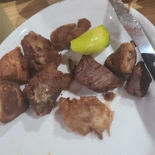 Chicchrones with lime wedges