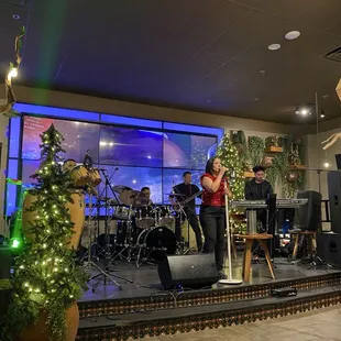 The live band. Great music!!!