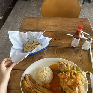 Polo guisado con plátano