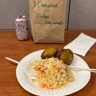 1 pupusa de camarón and empanadas de plátano