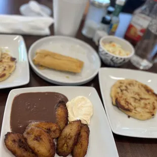 Tamal de puerco, pupusa