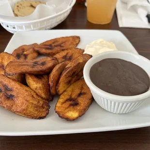 Platanos con Frijoles y Crema