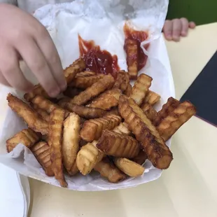 Las papas que pedi estan quemadas y no me laa cambiaron