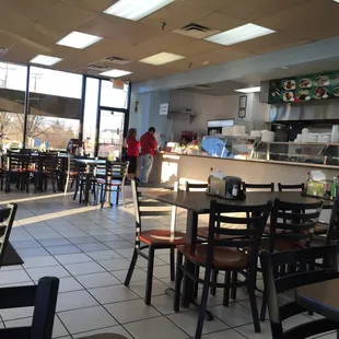It&apos;s empty right now but during lunch and dinner it gets a bit full.