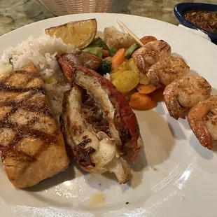 El mar (lobster, salmon, shrimp)