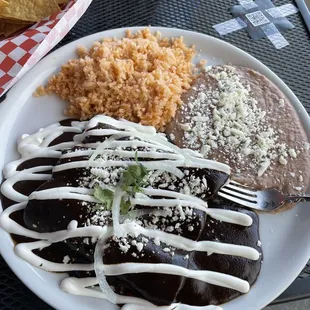 Mole enchiladas