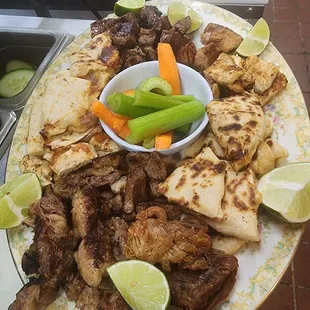 Es un platillo convinado de varias carnes rojas y blancas mariscos en este lugar le llaman botana es para 5 personas muy deliciosa.