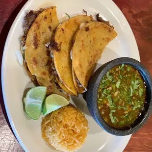 Tacos de birria de cabrito con consomé y arroz