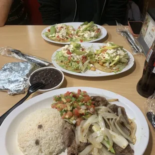 Bistec encebollado, sope con pollo, tostada de camarón